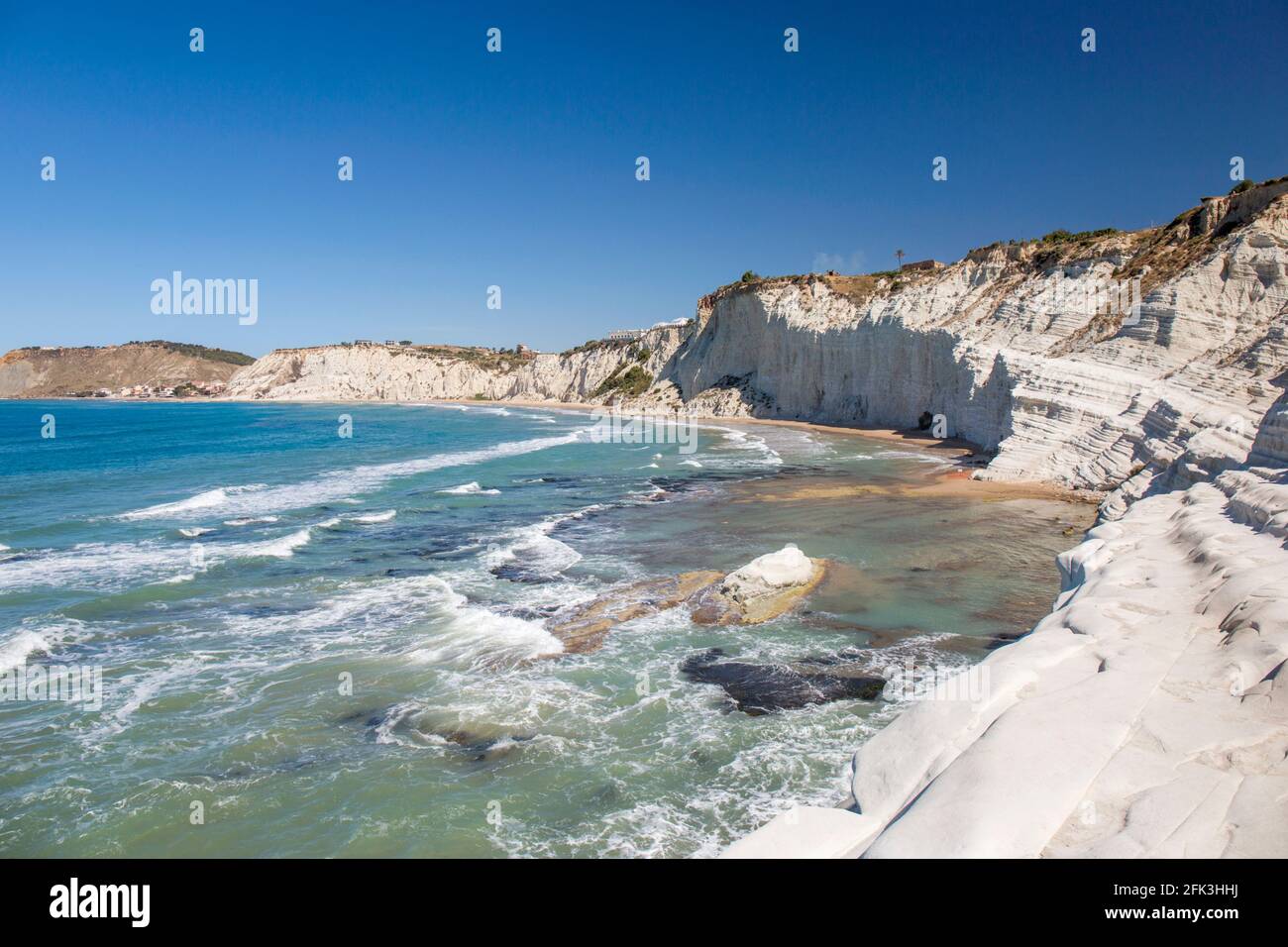 Realmonte, Agrigento, Sicilia, Italia. Vista lungo la costa dalle bianche scogliere calcaree della Scala dei Turchi. Foto Stock
