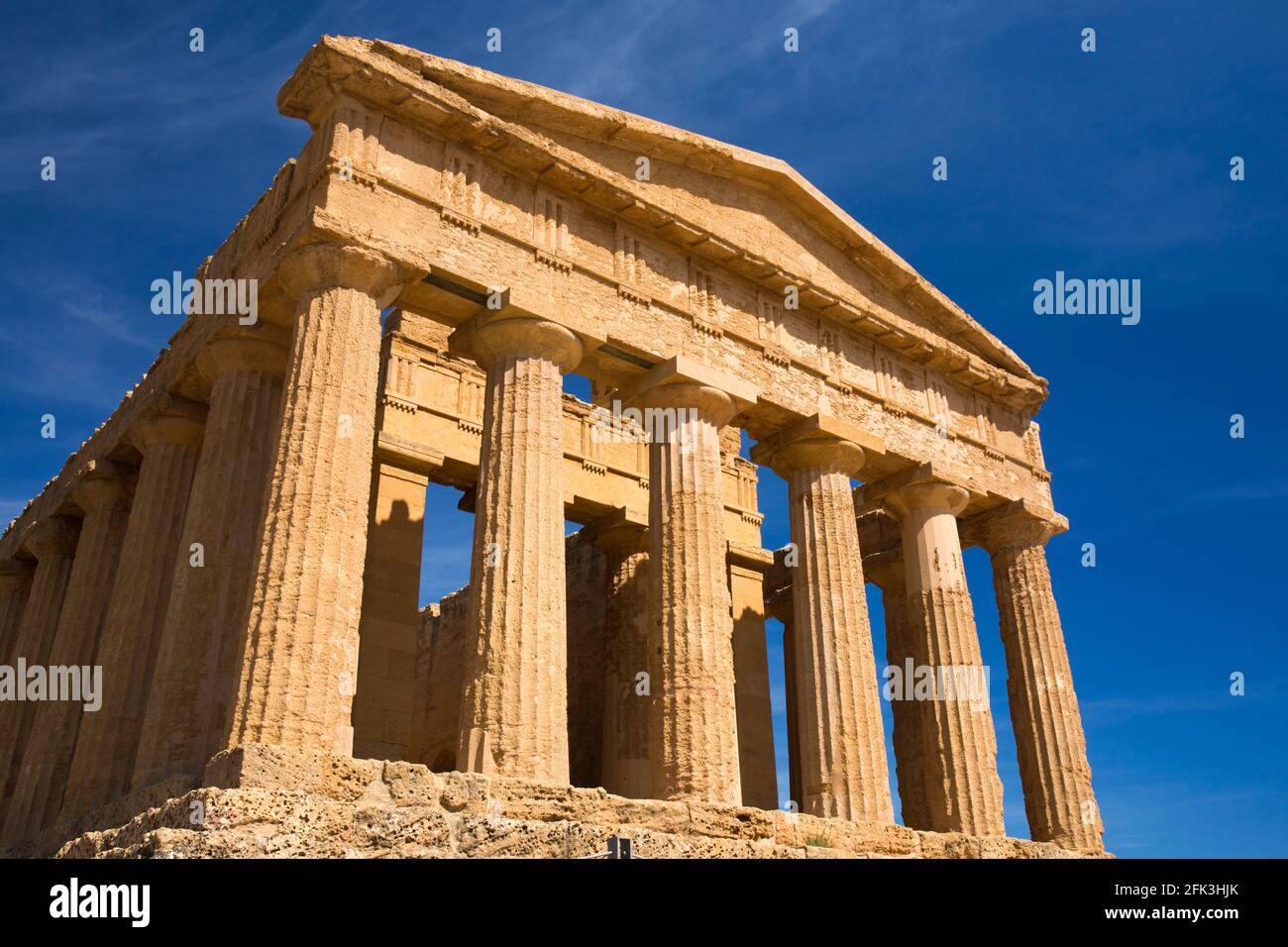 Agrigento, Sicilia, Italia. Torreggiante fronte ovest del Tempio della Concordia, Valle dei Templi. Foto Stock