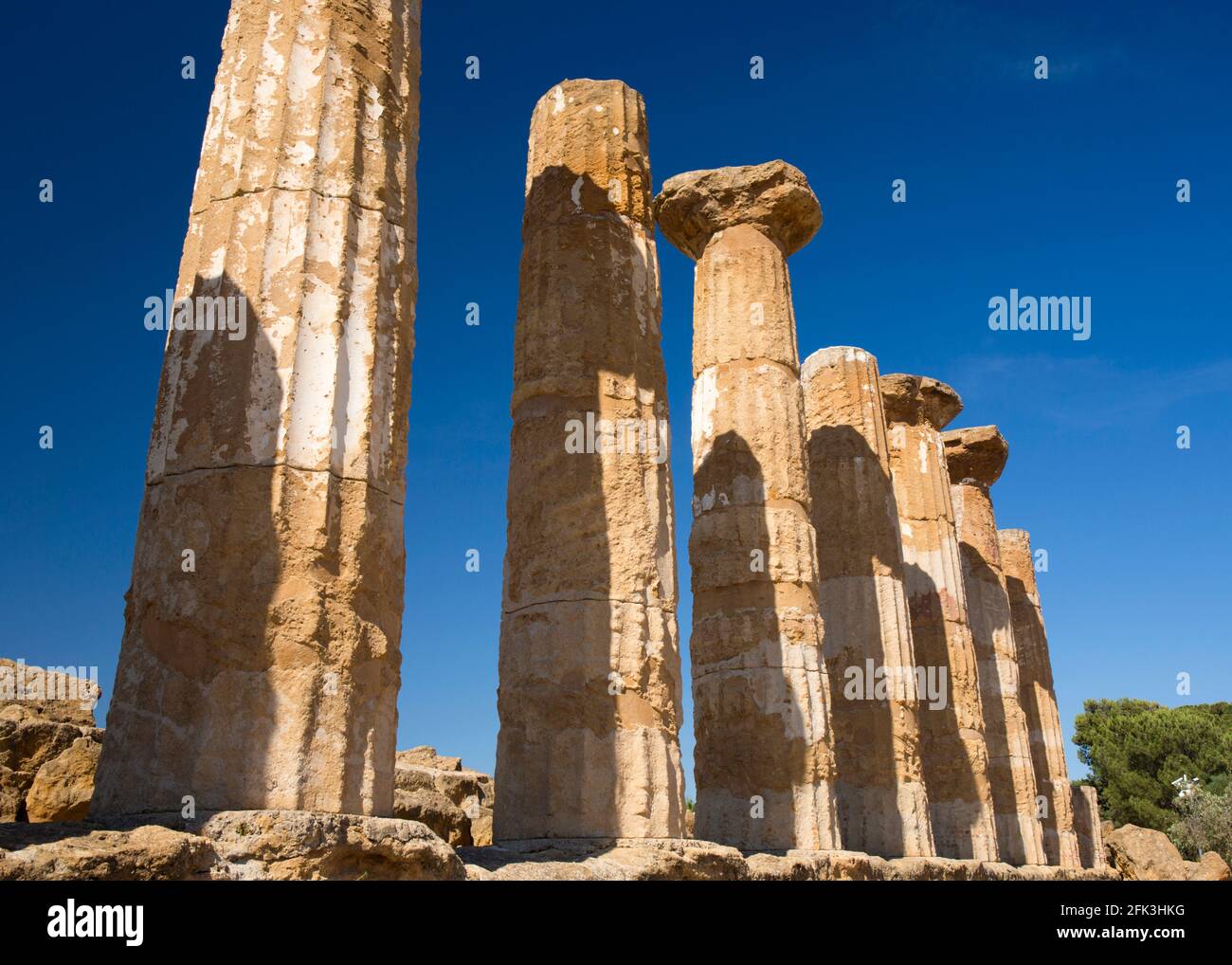 Agrigento, Sicilia, Italia. Colonne torreggianti del Tempio di Eracle, Valle dei Templi. Foto Stock