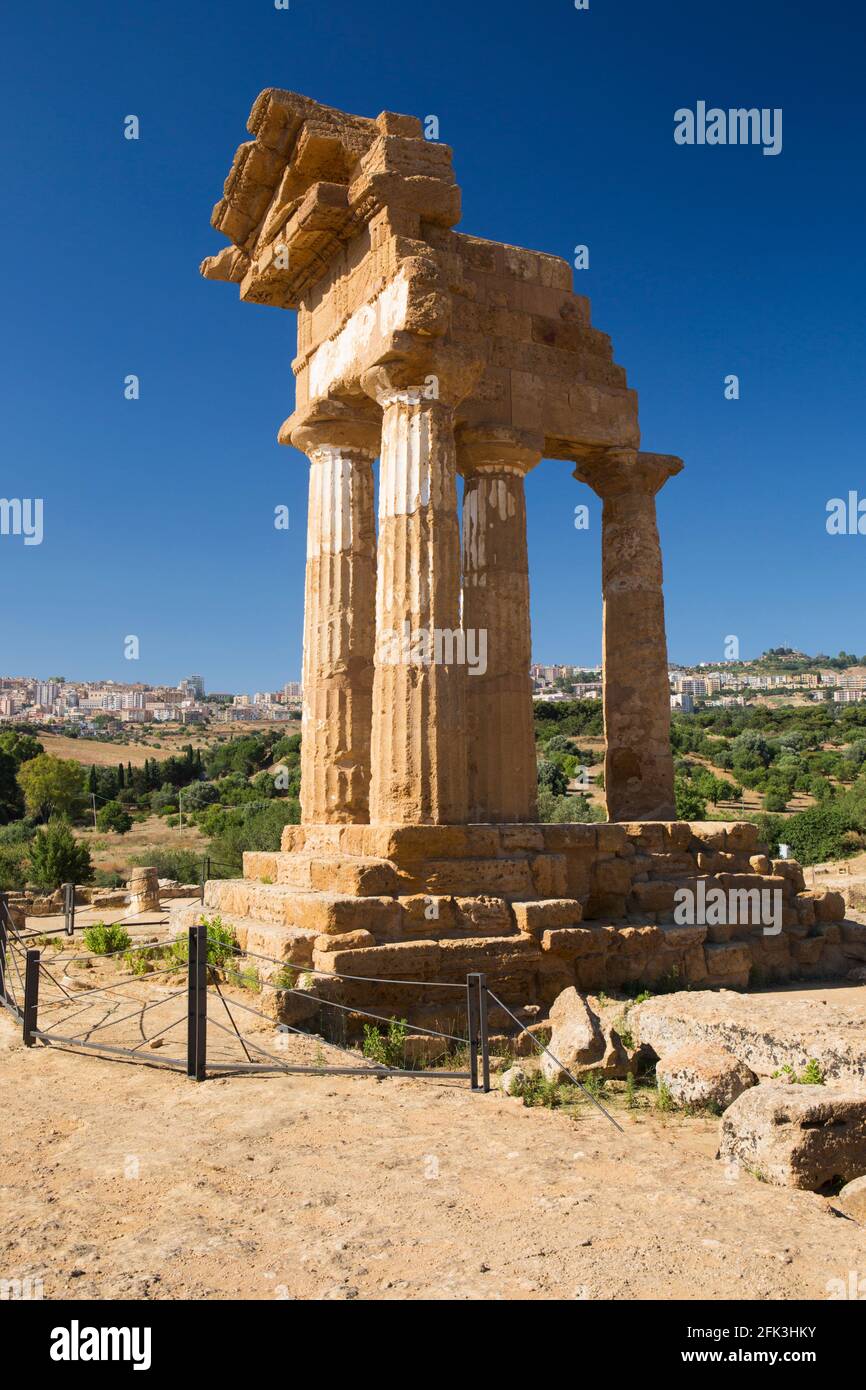 Agrigento, Sicilia, Italia. Resti ricostruiti del Tempio di Castor e Pollux, Valle dei Templi. Foto Stock