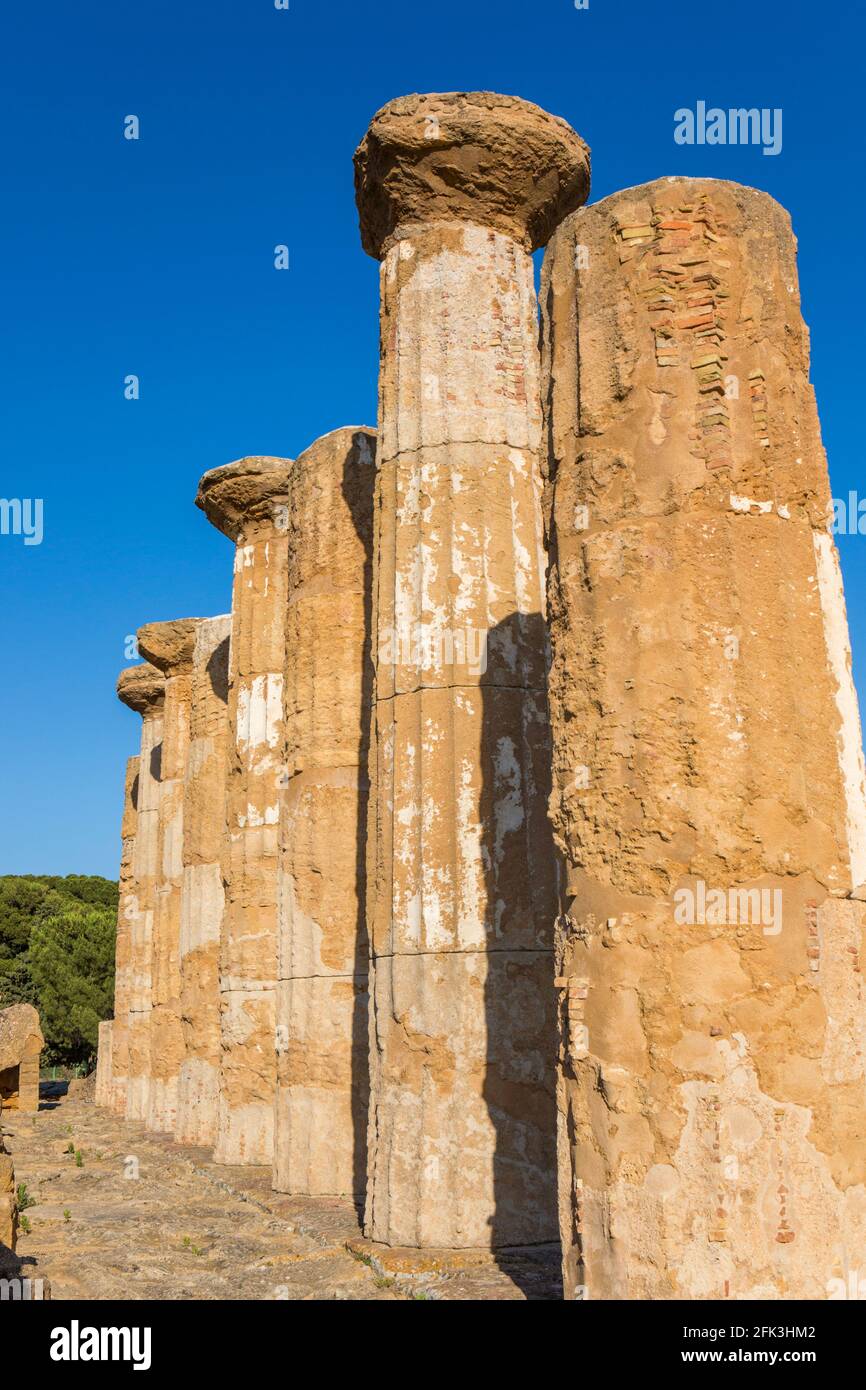Agrigento, Sicilia, Italia. Colonne torreggianti del Tempio di Eracle, Valle dei Templi. Foto Stock