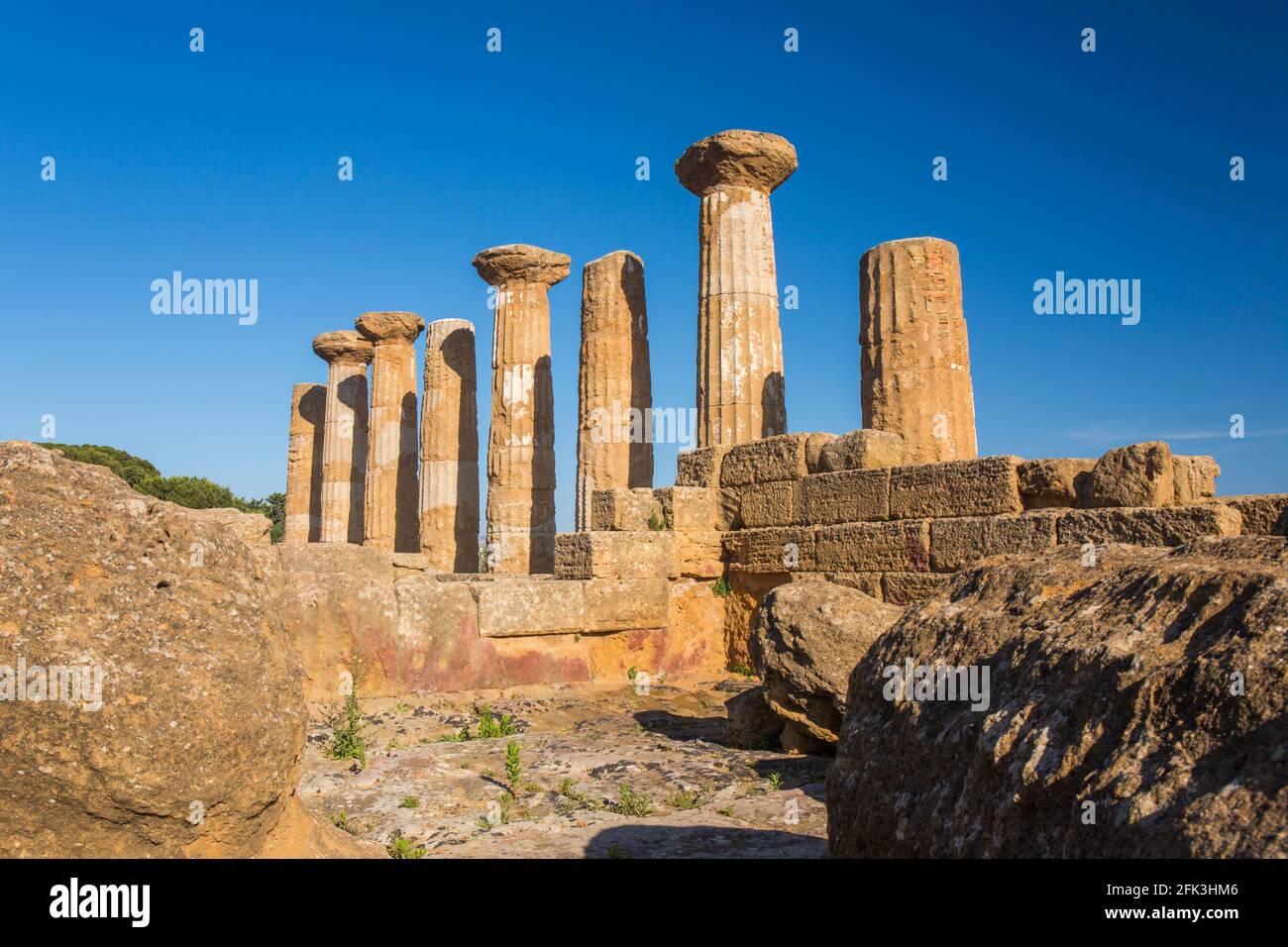 Agrigento, Sicilia, Italia. Colonne scanalate del Tempio di Eracle, Valle dei Templi. Foto Stock