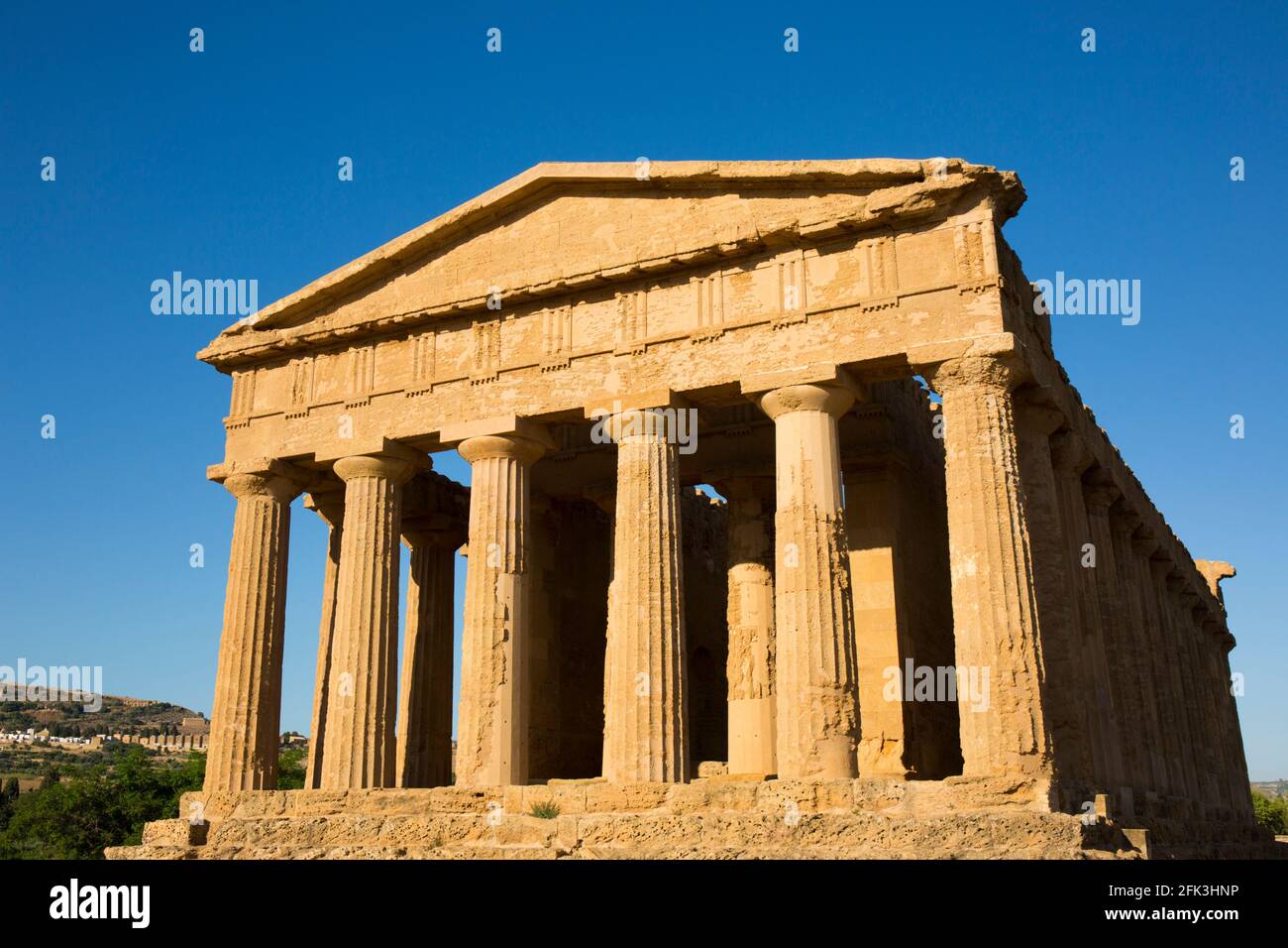 Agrigento, Sicilia, Italia. Fronte ovest del Tempio della Concordia illuminato dal sole che tramonta, Valle dei Templi. Foto Stock