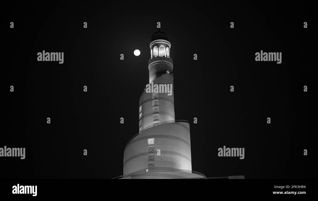 Immagine di sfondo del minareto islamico con sfondo lunare. Foto Stock