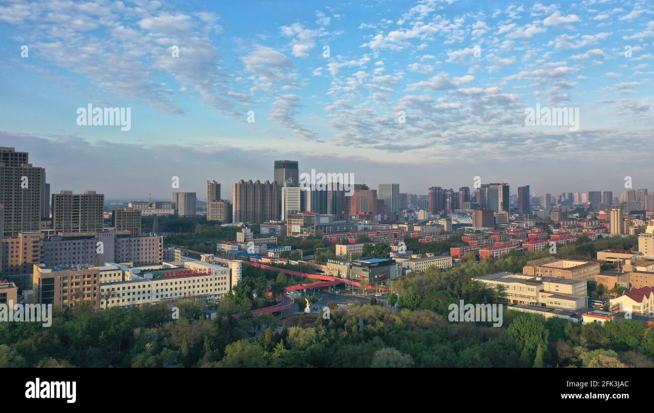 Tangshan. 26 Apr 2021. La foto aerea scattata il 26 aprile 2021 mostra la vista della città di Tangshan, nella provincia di Hebei, nella Cina settentrionale. Città di Tangshan, nella provincia di Hebei nella Cina settentrionale, appoggiata ai monti Yanshan, di fronte al mare di Bohai, Oltre a Pechino e Tianjin, è la culla dell'industria moderna cinese, un miracolo di ripresa dopo l'orribile terremoto del 1976 e anche la città natale di li Dazhao, un co-fondatore del Partito comunista cinese (CPC). Credit: Yang Shiyao/Xinhua/Alamy Live News Foto Stock