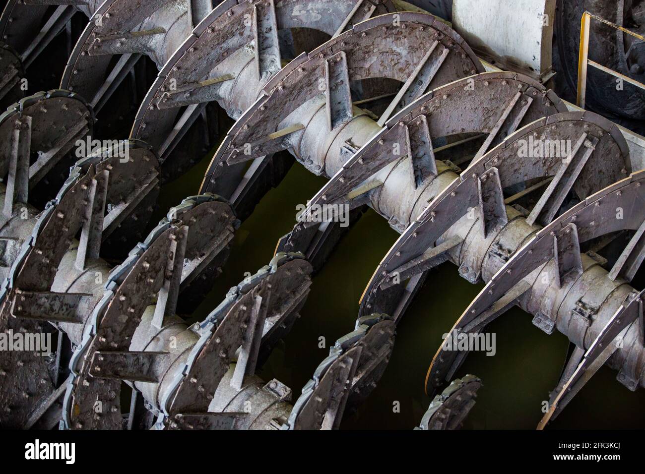 Chiusura del convogliatore a vite. Impianto di concentrazione del minerale. Spirale superiore a fuoco. Foto Stock