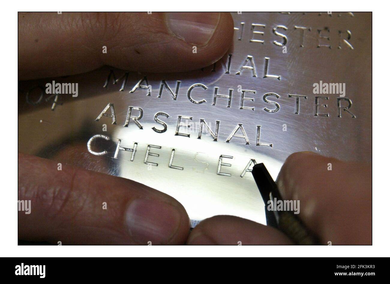 La Coppa di premiership in corso di incisione per l'anno 2005, ad Aspreys sul vecchio Bond st da Philip sale.pic David Sandison 4/5/2005 Foto Stock