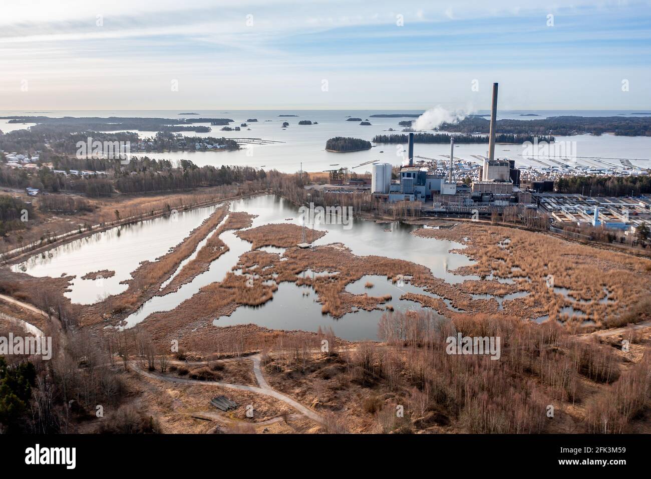 Vista aerea dello stagno di Suomenoja, uno dei migliori posti per il birdwatching a Espoo, Finlandia. La centrale combinata di calore ed energia elettrica sulla riva del Mar Baltico Foto Stock