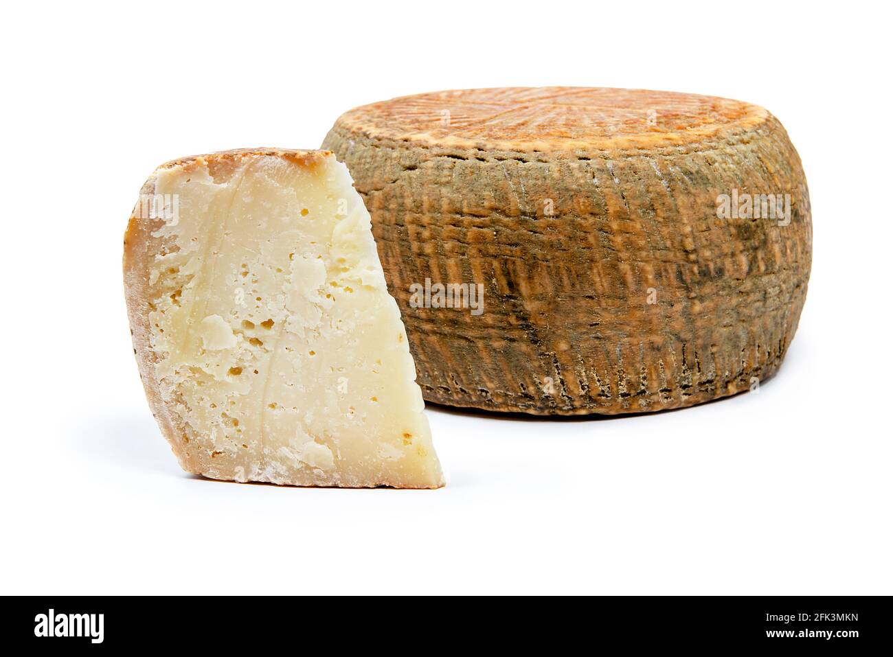 un pezzo di pecorino stagionato con ruota di formaggio su sfondo bianco Foto Stock