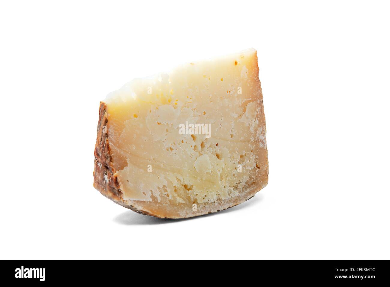 un pezzo di pecorino stagionato su sfondo bianco Foto Stock