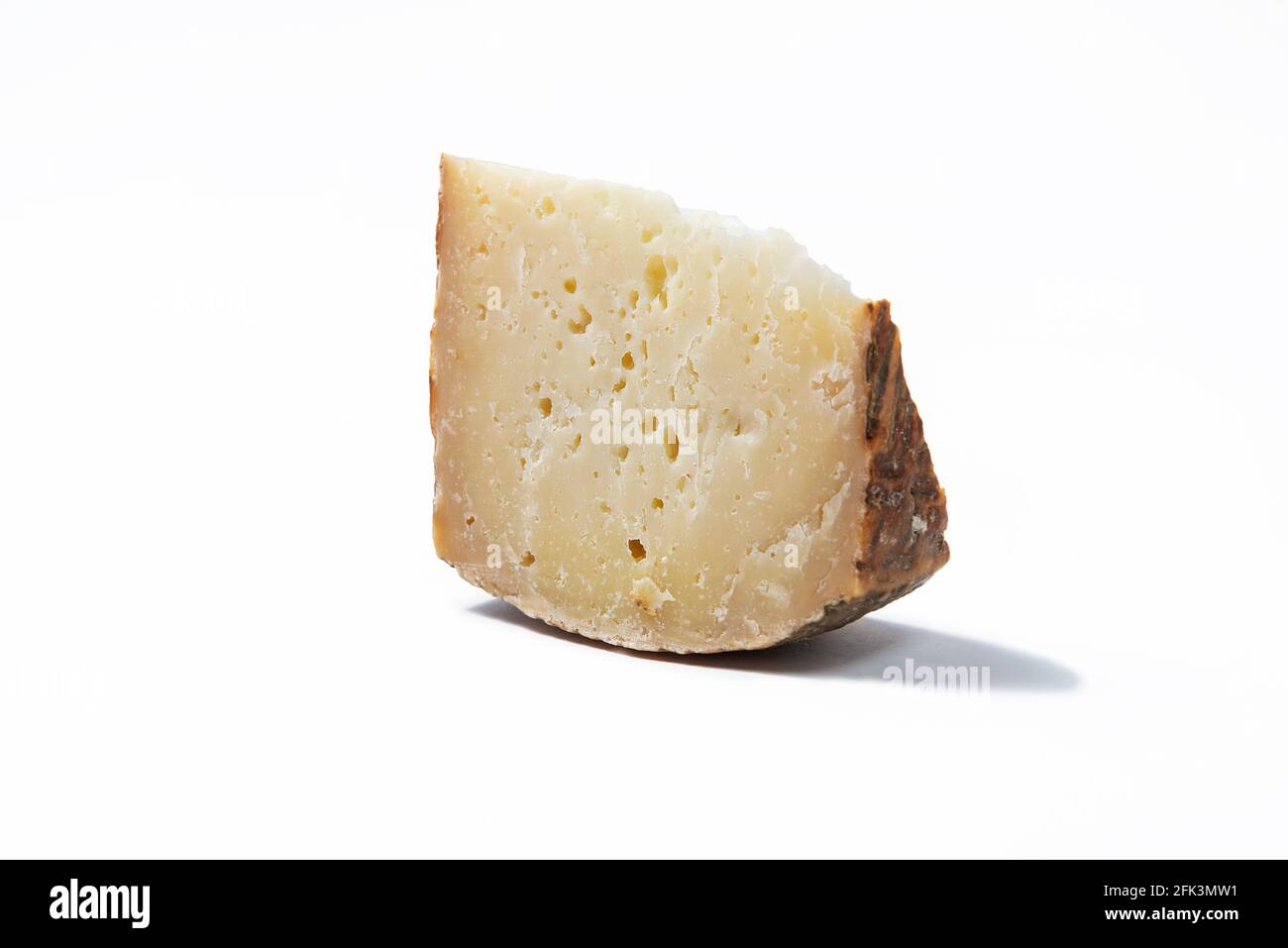 un pezzo di pecorino stagionato su sfondo bianco Foto Stock