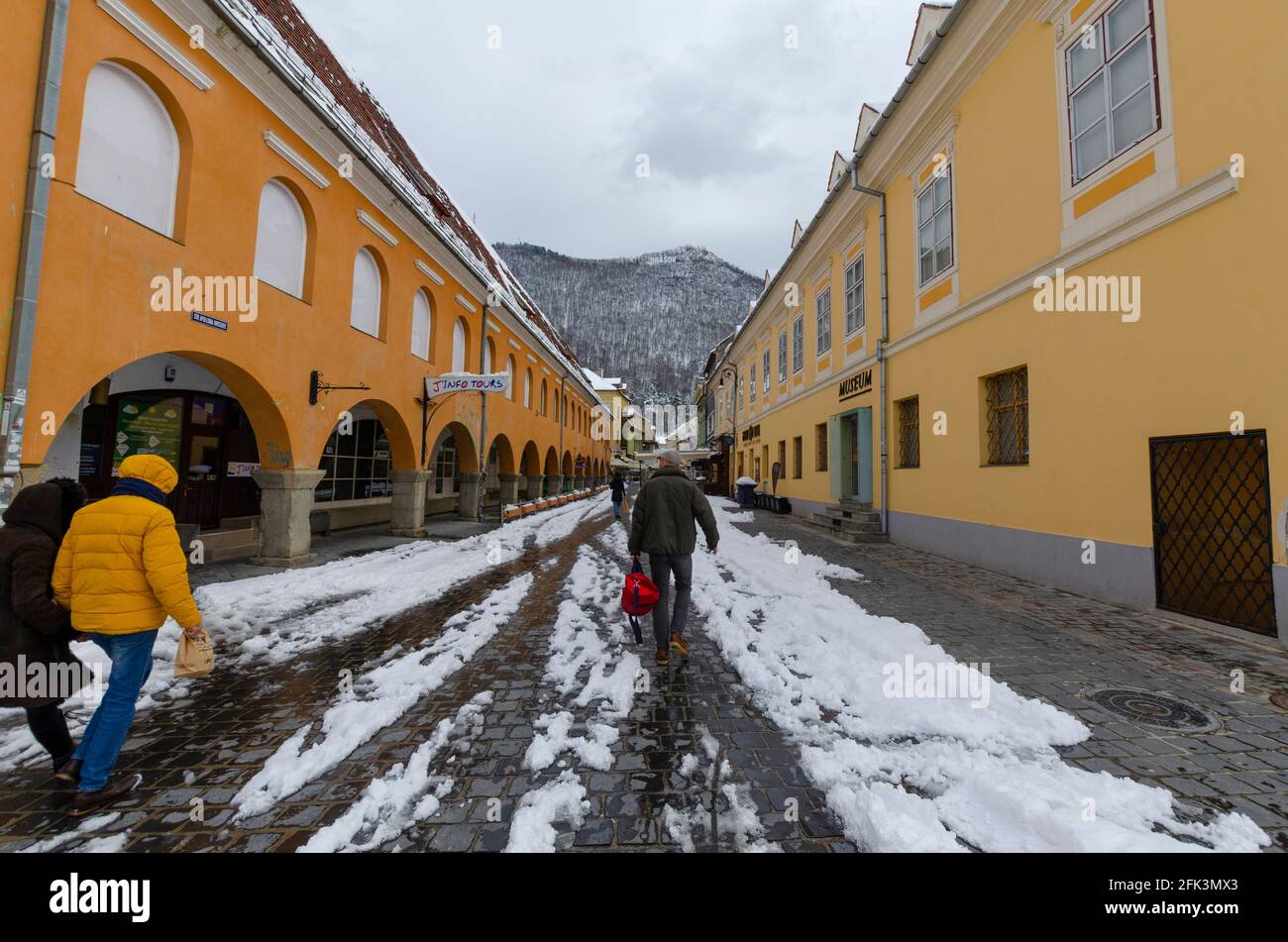 Shopping tra la neve primaverile nel centro storico di Brasov Romania - Foto: Geopix Foto Stock