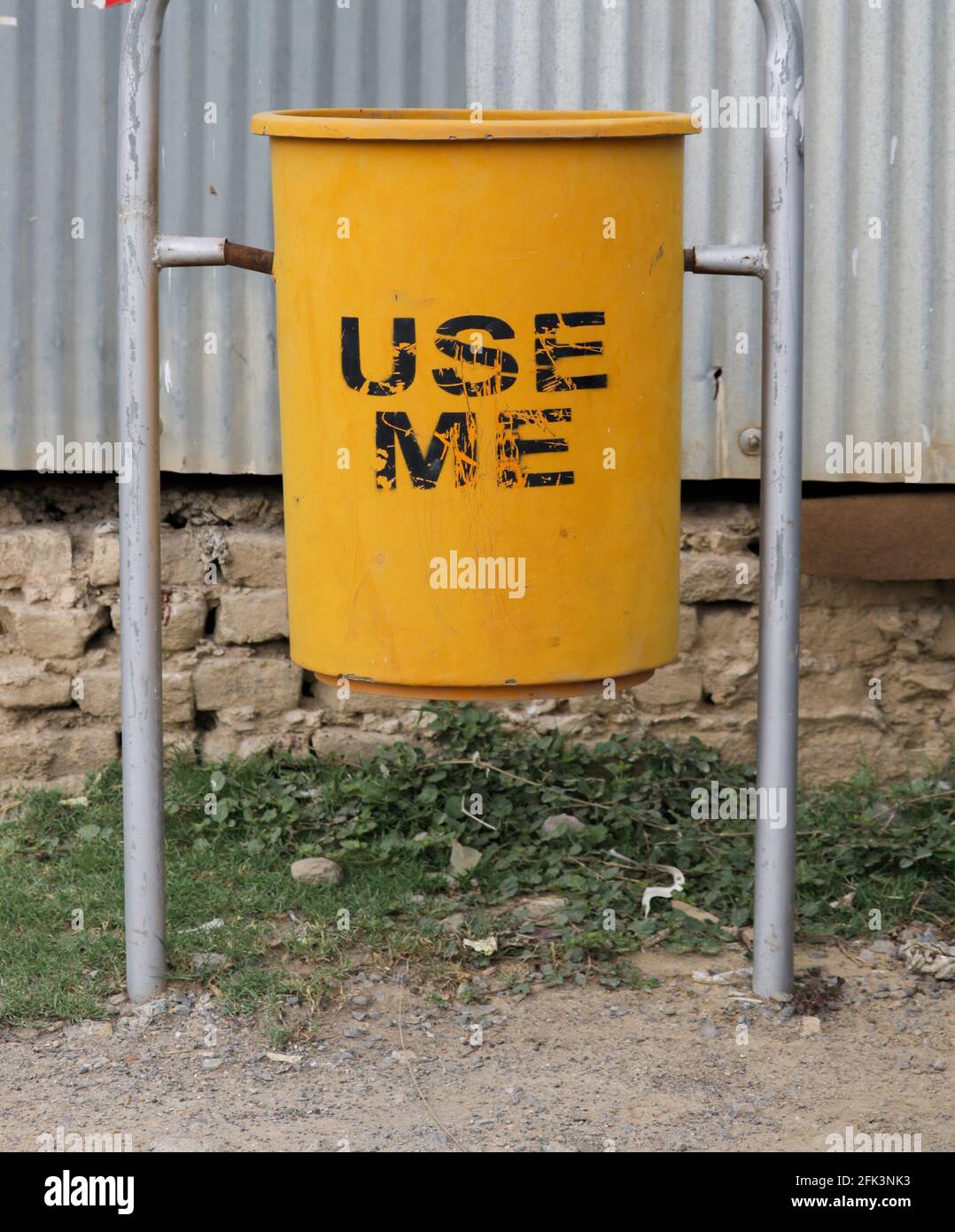 La spazzatura gialla può essere su una strada principale dell'area urbana Foto Stock