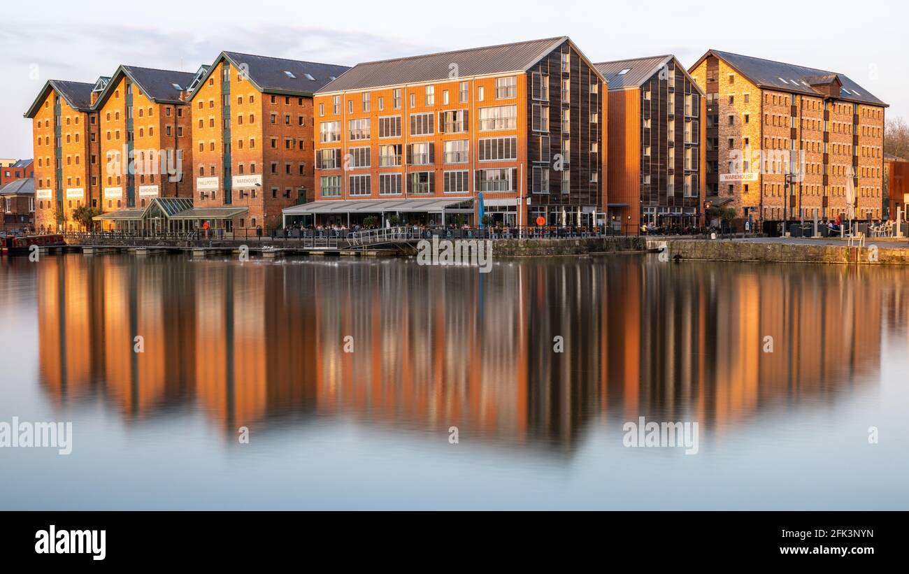 Gloucester Docks in serata con riflessioni di magazzini Foto Stock