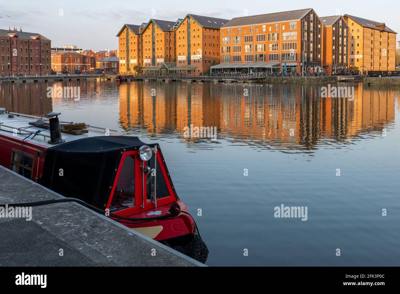 Gloucester Docks in serata con riflessioni di magazzini Foto Stock