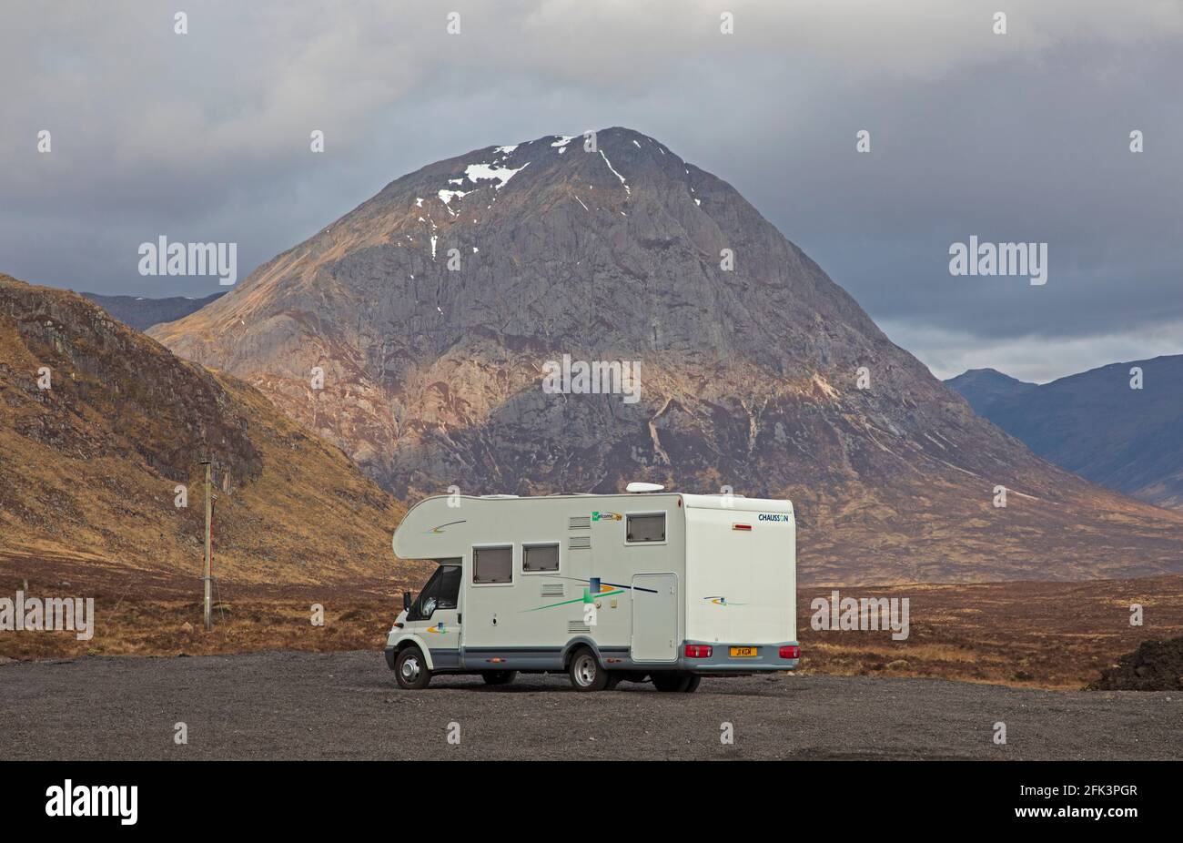 Glencoe, Lochaber, Scozia, Regno Unito. 28 aprile 2021. Incantesimi di sole a metà mattina nelle Highlands, Black Rock Cottage che sembra incontaminato nel sole del Rannoch Moor. Più camper e camper su oggi rispetto ai due giorni precedenti. Foto Stock