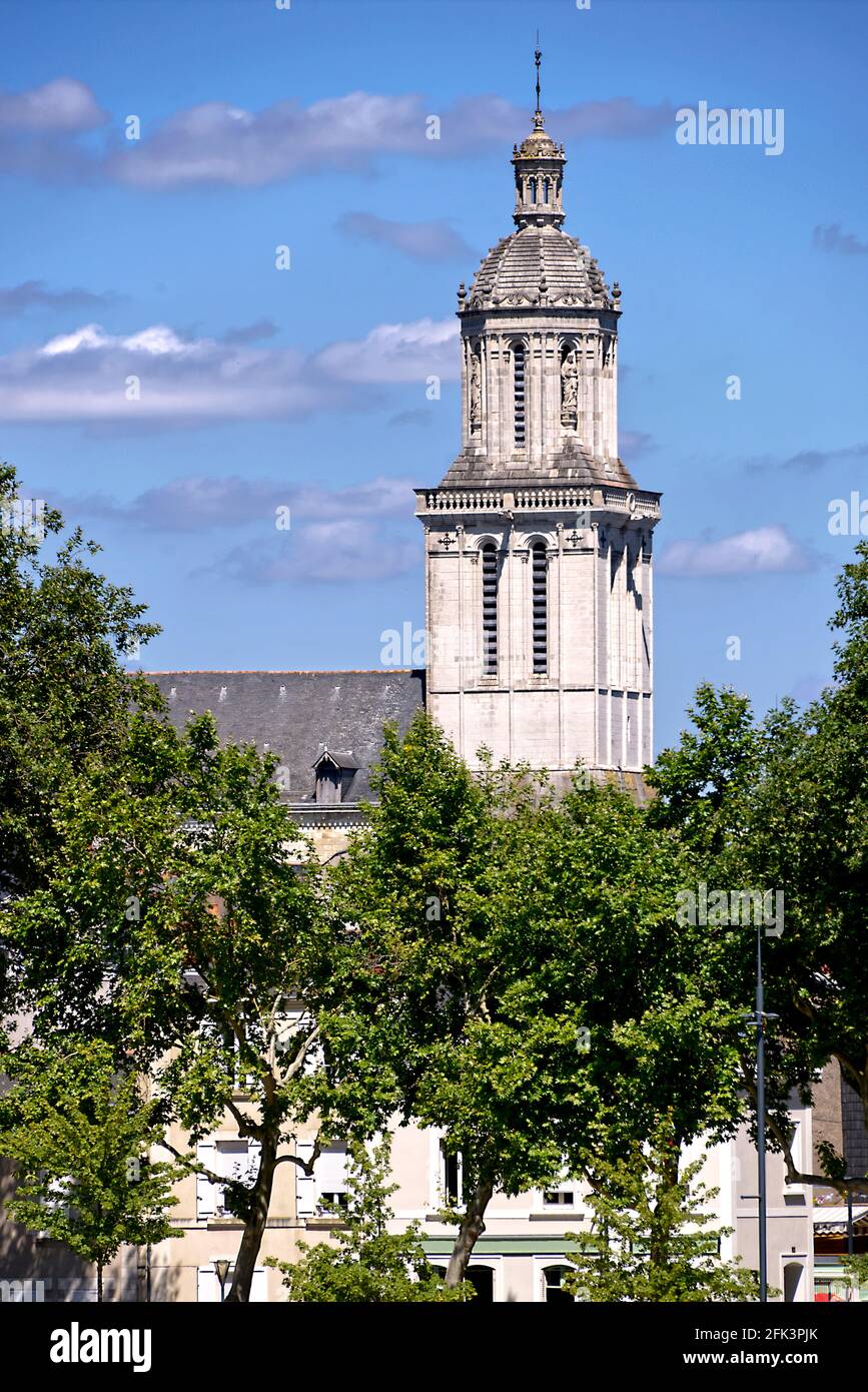 Campanile la Trinité Chiesa tra gli alberi nella città di Angers nel dipartimento Maine-et-Loire, regione della Loira, nella Francia occidentale Foto Stock
