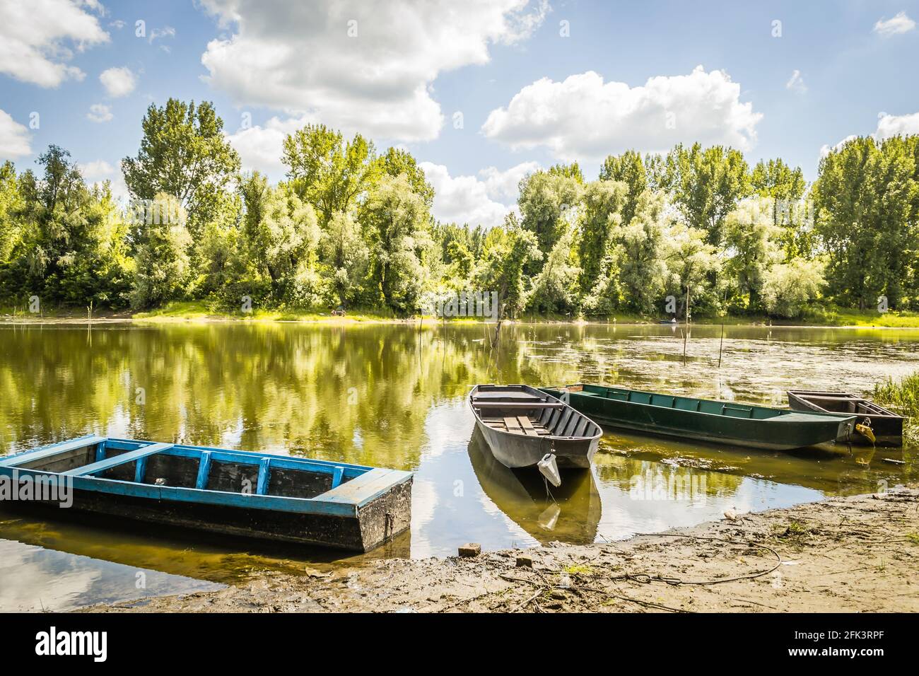 Barca di legno ormeggiata sulla riva del lago, Foto Stock