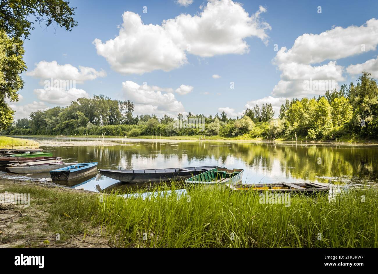 Barca di legno ormeggiata sulla riva del lago, Foto Stock