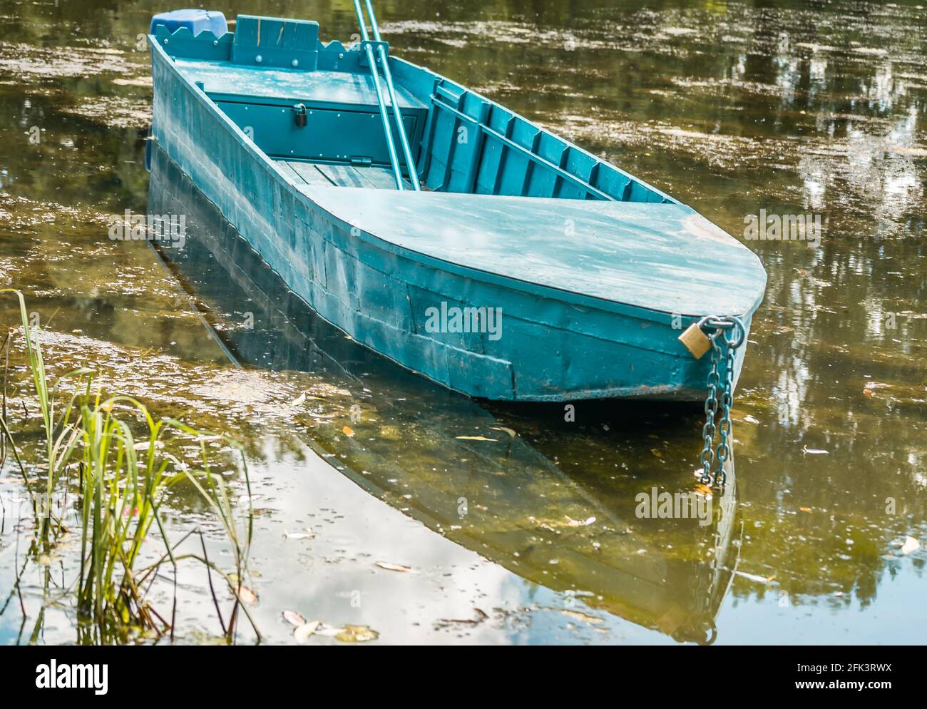 Barca di legno ormeggiata sulla riva del lago, Foto Stock