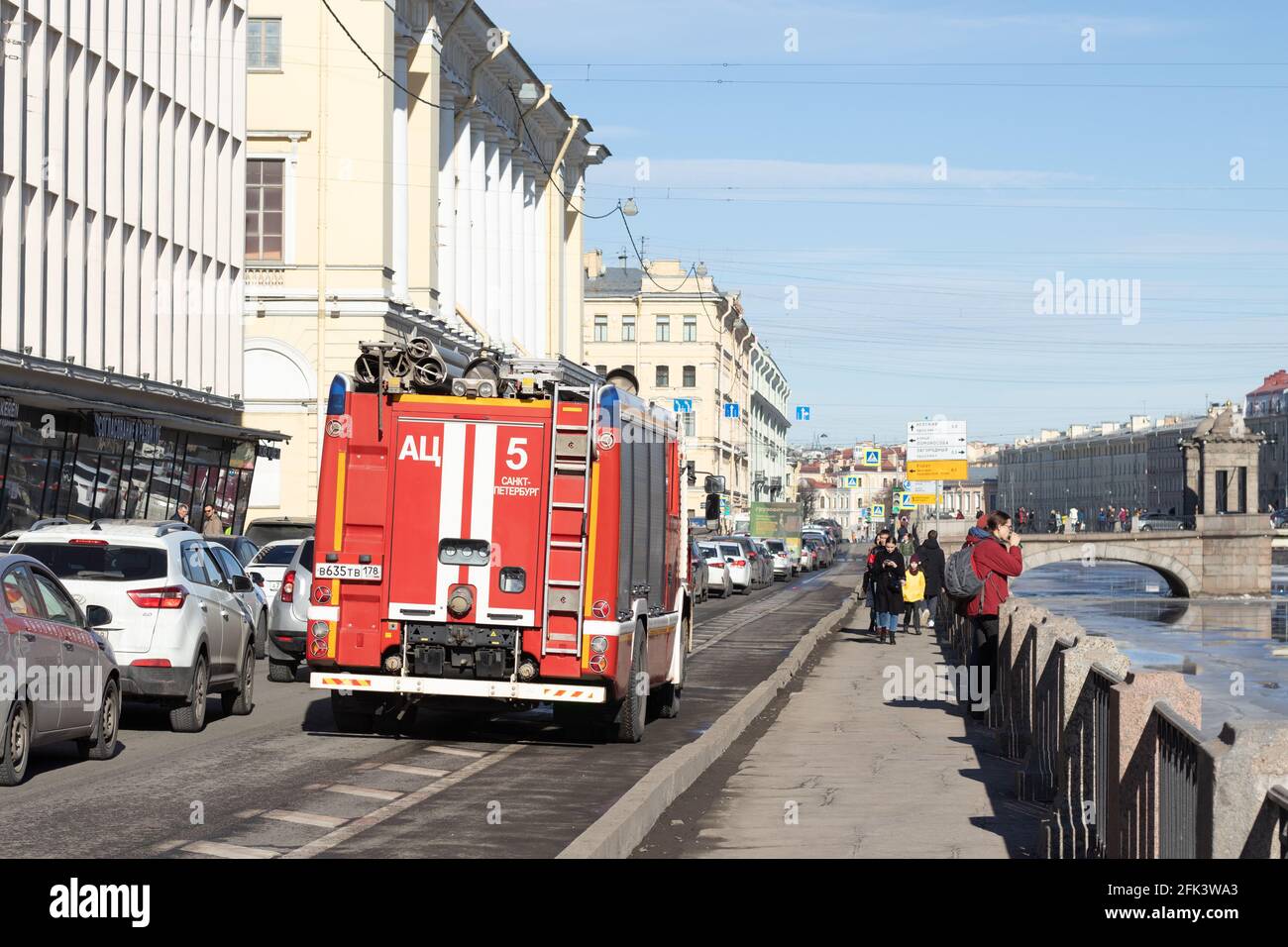 San Pietroburgo, Russia - 10 aprile 2021: Camion fuoco rosso per le strade della città va a spegnere il fuoco, editoriale illustrativo Foto Stock
