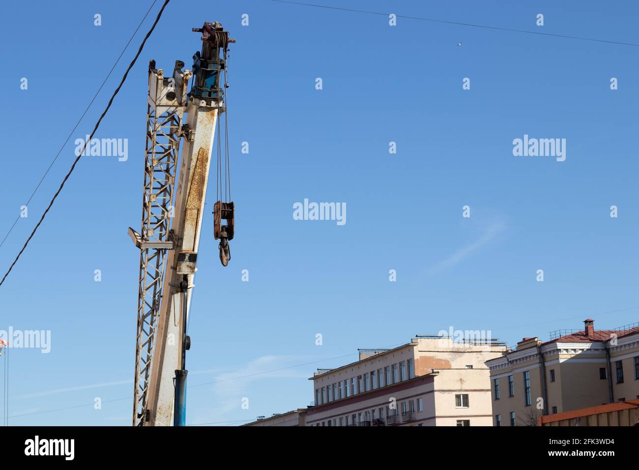 San Pietroburgo, Russia - 10 aprile 2021: Costruzione in città, lavori di riparazione stradale. Gru di sollevamento e cielo di fondo, editoriale illustrativo Foto Stock