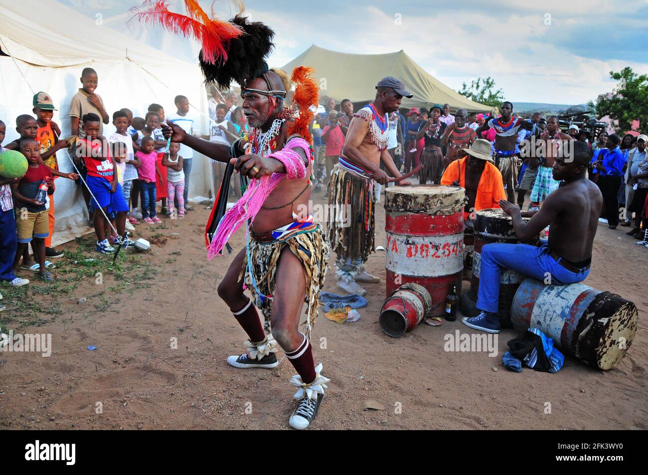 I ballerini tradizionali si esibiscono in un matrimonio a GaMashashane, nel sud Provincia di Limpopo in Africa Foto Stock
