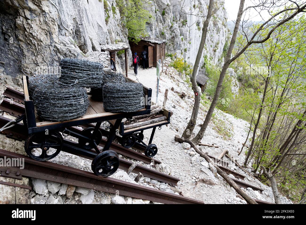 Vista del carrello sul sentiero utilizzato nella prima guerra mondiale, Sabotin, Slovenia Foto Stock