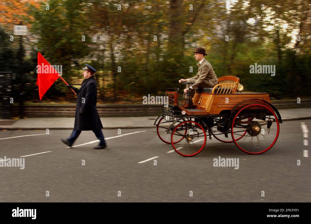 IL CARRELLO DEL CANE SANTLER, LA PRIMA AUTOMOBILE BRITANNICA FATTA A MOTORE, B UILT DA SANTLER E CO IN 1894 È PER LA VENDITA A CHRISTIES IL 4/12/01.[ LE AUTOMOBILI A QUESTO TEMPO ERANO SPESSO PRECEDUTI DA UN UOMO CON UNA BANDIERA DI AVVERTIMENTO]. 23/11/01 PILSTON Foto Stock