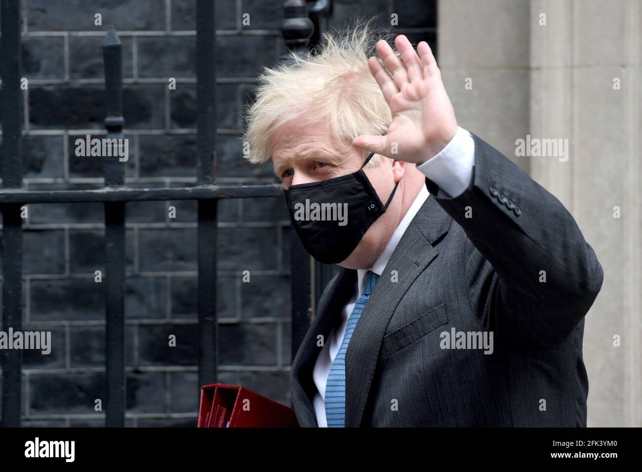 REGNO UNITO. 28 Apr 2021. Downing Street Londra 28 aprile 2021.il primo ministro Boris Johnson lascia il No10 in direzione di Westminster per le sue domande settimanali dei primi ministri Credit: MARTIN DALTON/Alamy Live News Foto Stock