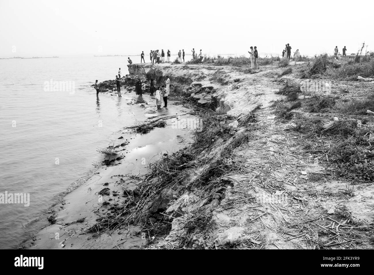 Erosione massiccia della riva del fiume. Ho catturato questa immagine il 12-02-2021 dal Bangladesh, Asia meridionale Foto Stock