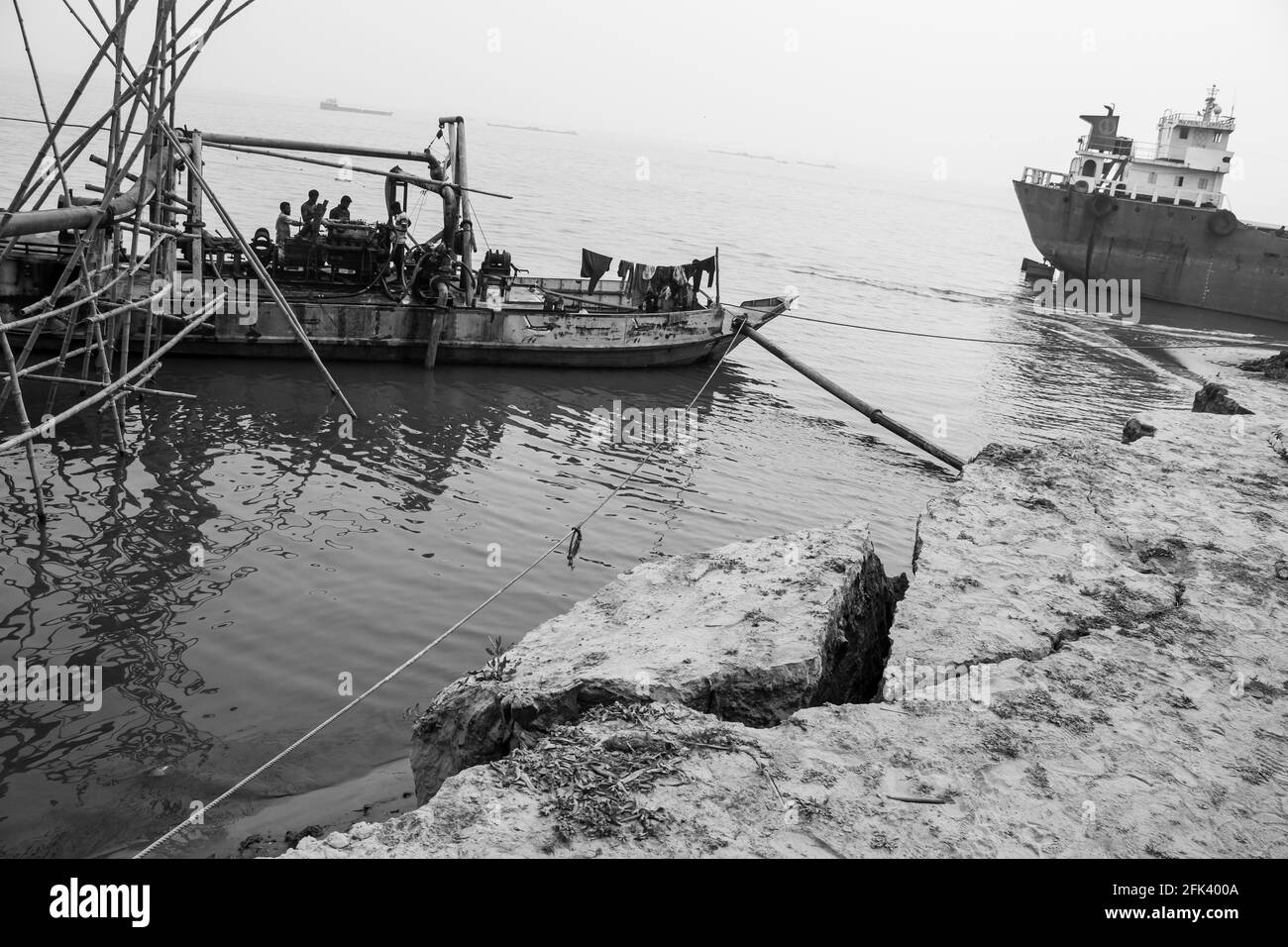 Erosione massiccia della riva del fiume. Ho catturato questa immagine il 12-02-2021 dal Bangladesh, Asia meridionale Foto Stock