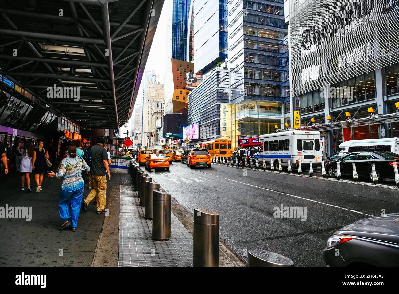 New York City, USA - 21 Giugno 2018: Scena di strada in 8th Avenue un giorno piovoso. Stazione degli autobus Port Authority Foto Stock