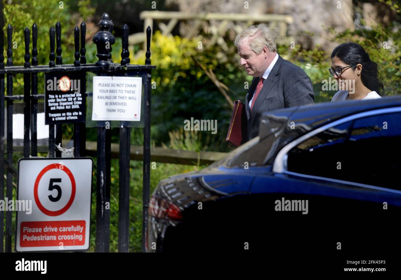 Il primo ministro britannico Boris Johnson ritorna a 10 Downing Street Con Munira Mirza (Direttore dell'unità politica numero 10) dopo un briefing stampa Foto Stock