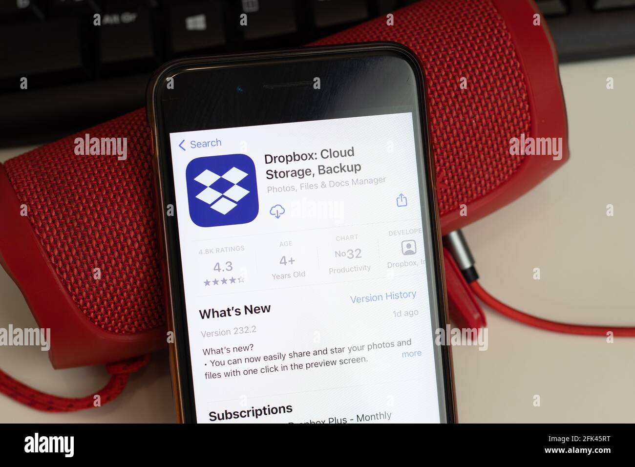 New York, USA - 26 Aprile 2021: Logo dell'app mobile Dropbox, telefono con icona, editoriale illustrativo Foto Stock