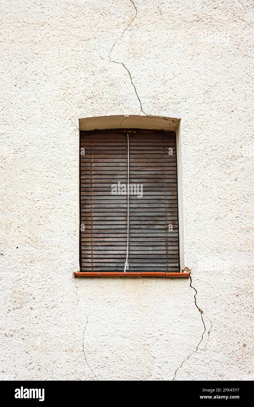 Vista frontale di una vecchia finestra da una casa rustica Foto Stock