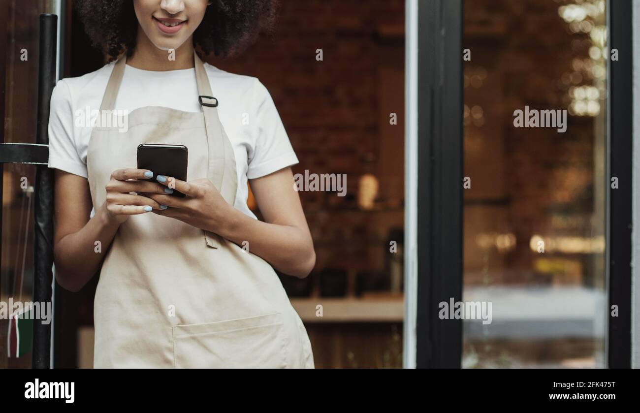 Servizio moderno, app online per ordinare e consegnare bevande dalla caffetteria dopo il blocco covid-19 Foto Stock