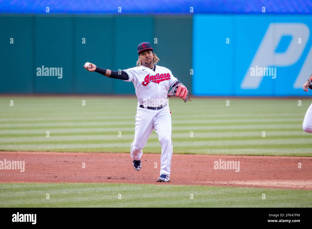 Il terzo basemen indiano di Cleveland Jose Ramirez lancia la palla durante una partita di stagione regolare di MLB contro i Minnesota Twins, lunedì 26 aprile 2021, Foto Stock