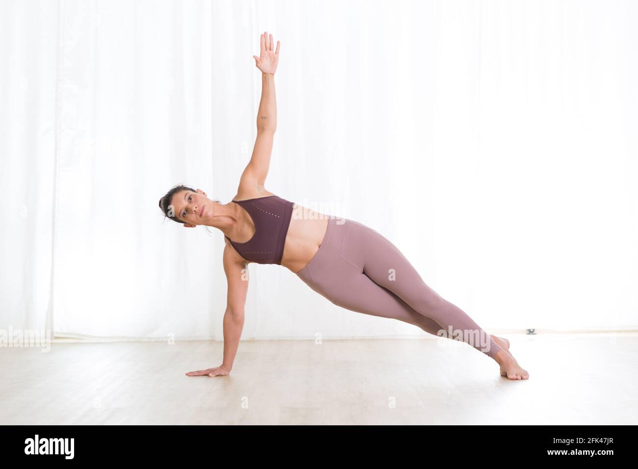 Ritratto di giovane donna sportiva attiva che pratica yoga in studio. Uno stile di vita sano e attivo, allenati in palestra all'interno dell'hotel Foto Stock