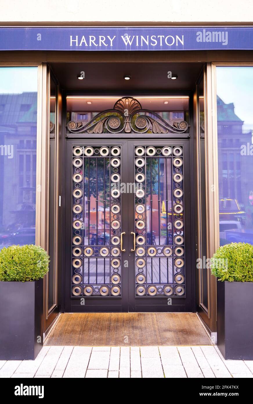 Bella porta d'ingresso del negozio di gioielli americano Harry Winston nel centro di Düsseldorf. Harry Winston è un marchio di lusso fondato nel 1932 a New York. Foto Stock