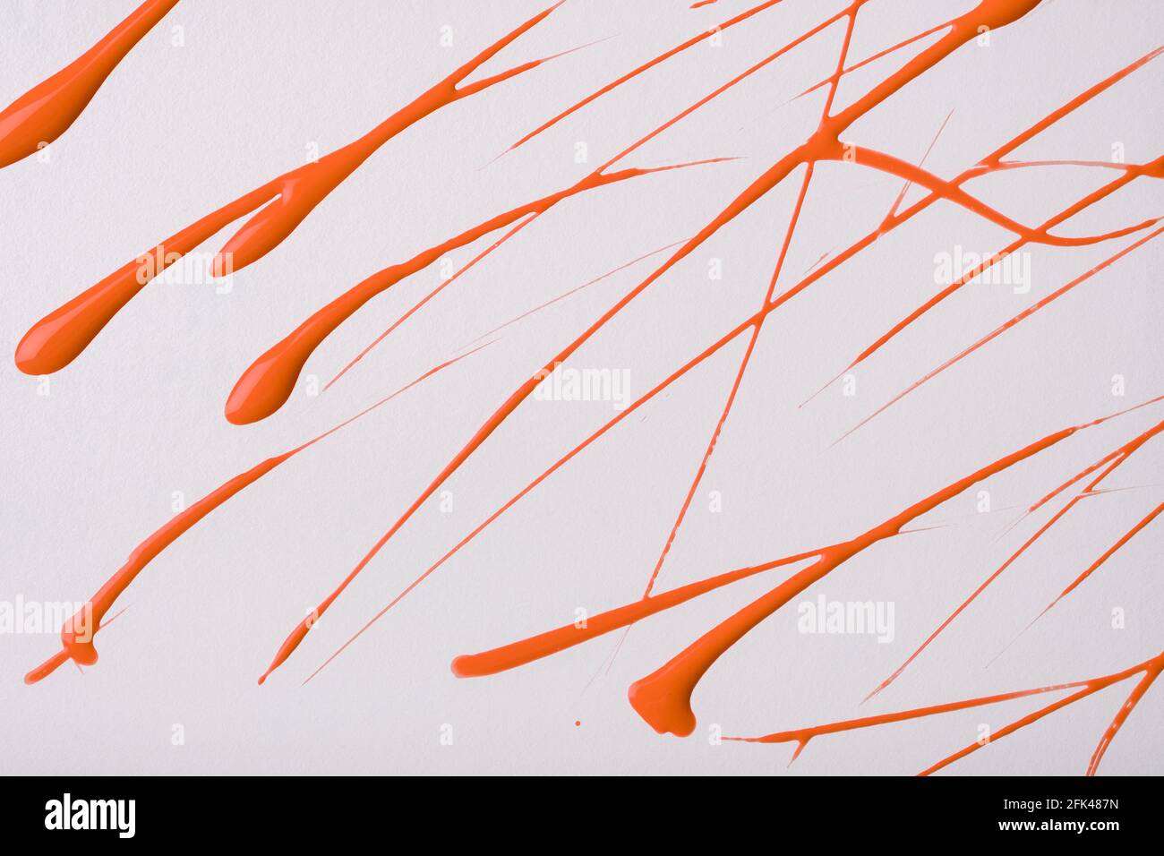 Linee rosse sottili e schizzi disegnati su sfondo bianco. Sfondo d'arte astratto con pennellata arancione. Pittura acrilica con striscia grafica Foto Stock