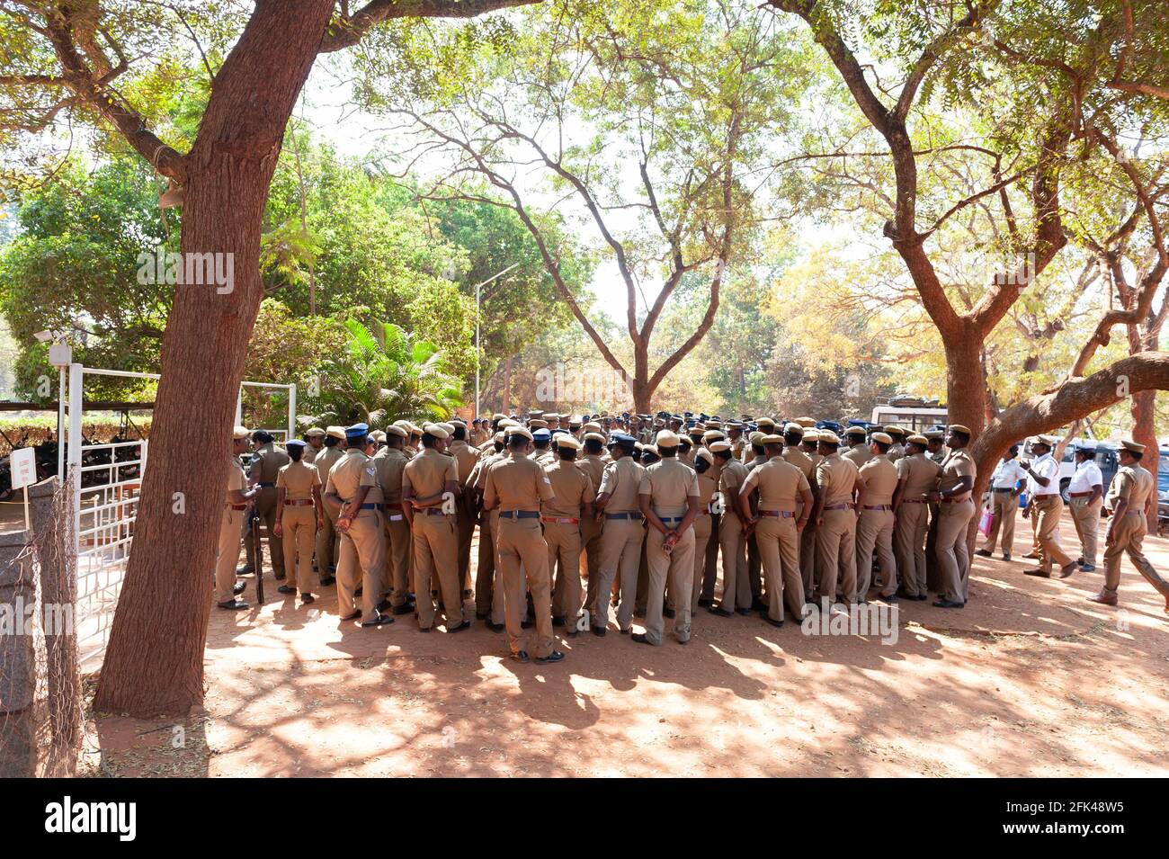 AUROVILLE, INDIA - febbraio 2018: Le forze di polizia si organizzano per l'arrivo del primo ministro modi. Foto Stock