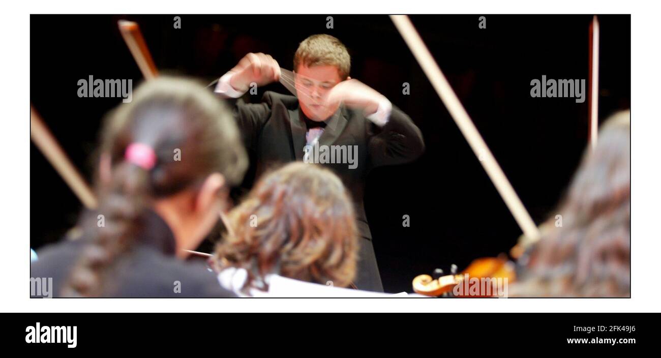 2004 ° anniversario Scuole Prom 30.... Mathew Ryan di 14 anni di Bolton prende il suo Baton come il più giovane direttore di Land of Hope e Glory.pic David Sandison 8/11/2004 Foto Stock