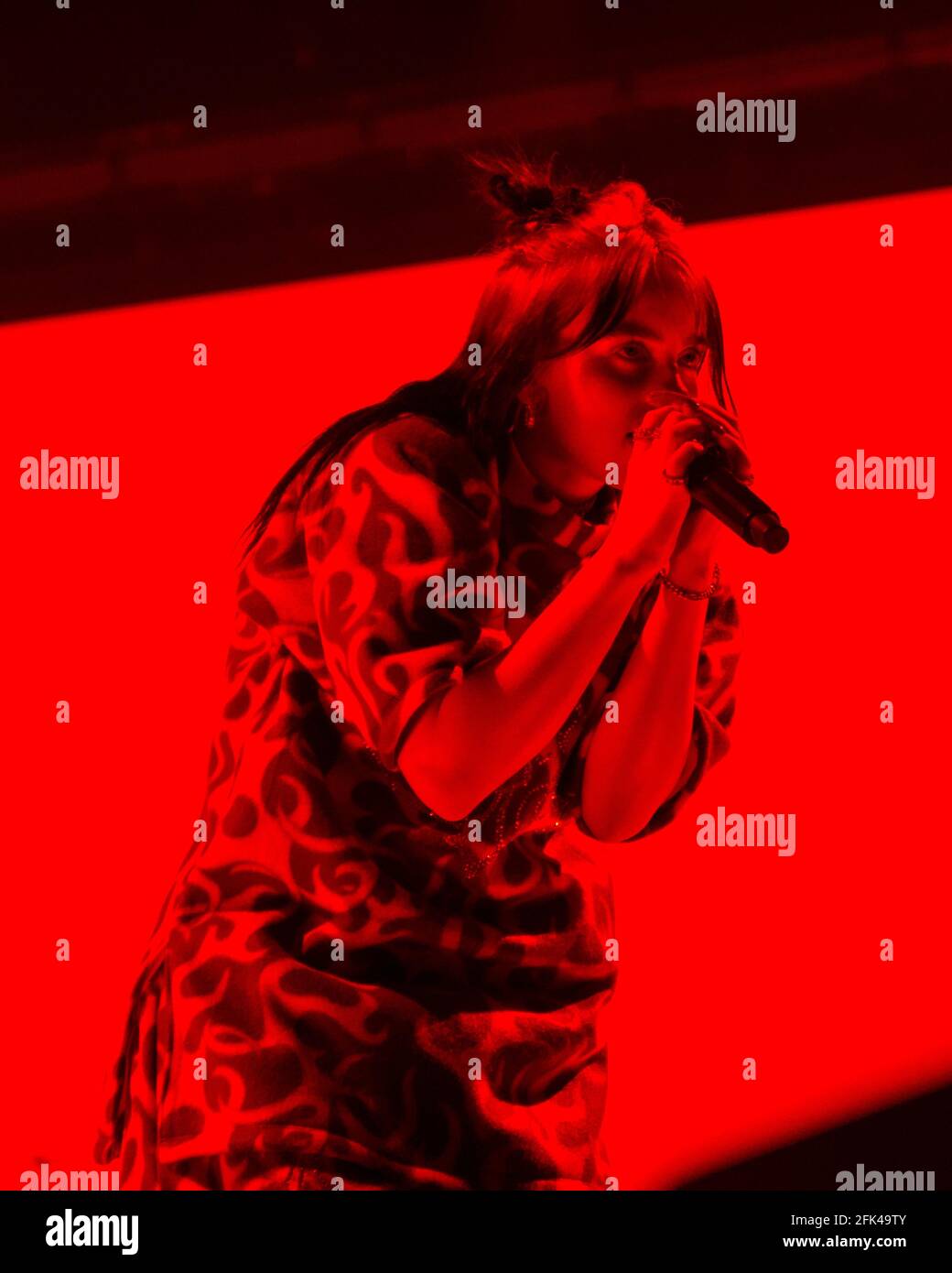 Houston, Stati Uniti. 10 Ott 2019. Billie Eilish si esibisce presso il Toyota Center di Houston, Texas, il 10 ottobre 2019. Billie ha annunciato che il suo nuovo album, 'Happier Than Ever', sarà rilasciato il 30 luglio 2021. (Foto di Jennifer Lake/Sipa USA) Credit: Sipa USA/Alamy Live News Foto Stock