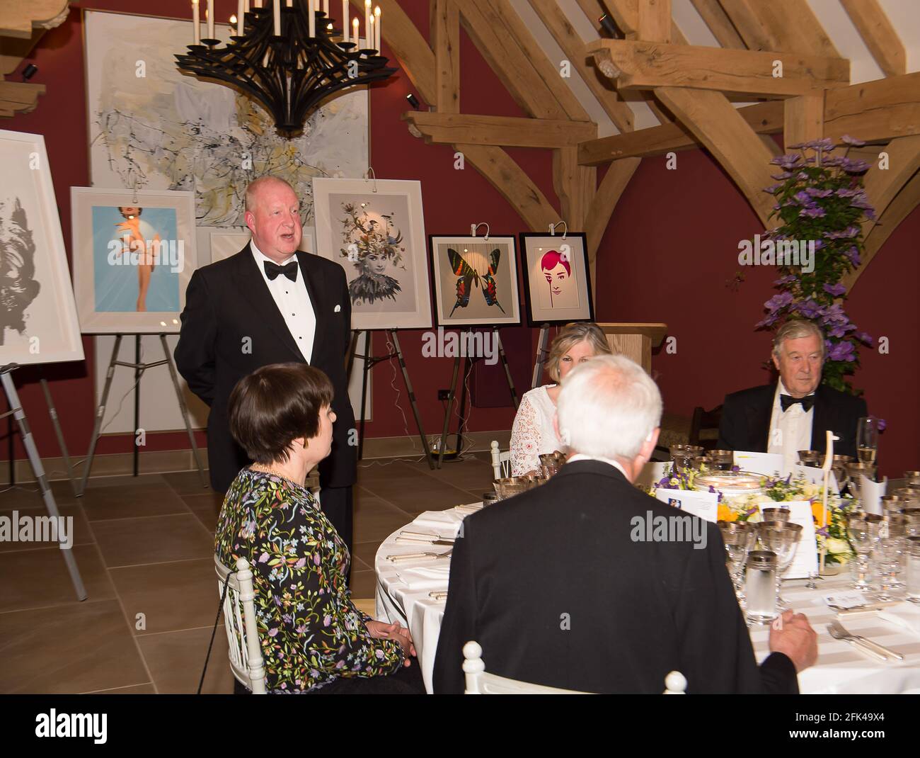 Shurlock Row, Berkshire, Regno Unito. 24 maggio 2018. David Brownlow parla con gli ospiti mentre questa sera ha ospitato una cena di beneficenza nella sua casa a Shurlock Row, Berkshire, per la Berkshire Community Foundation Charity. Tra gli ospiti vi erano il luogotenente del Berkshire e vari filantropi. Credito: Maureen McLean/Alamy Foto Stock