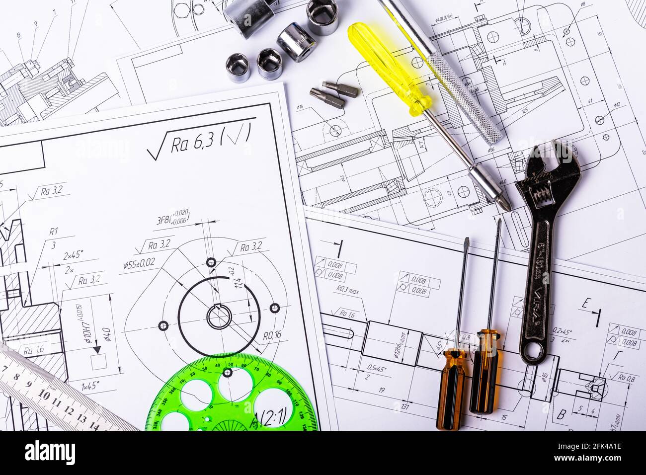 Diversi disegni tecnici, che mostrano componenti e assiemi di progettazione di parti meccaniche per la loro produzione nell'industria. Fabbrica i Foto Stock