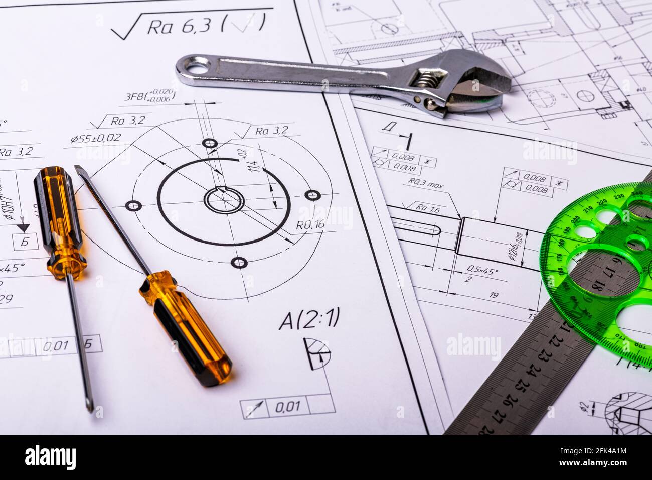 Diversi disegni tecnici, che mostrano componenti e assiemi di progettazione di parti meccaniche per la loro produzione nell'industria. Fabbrica i Foto Stock