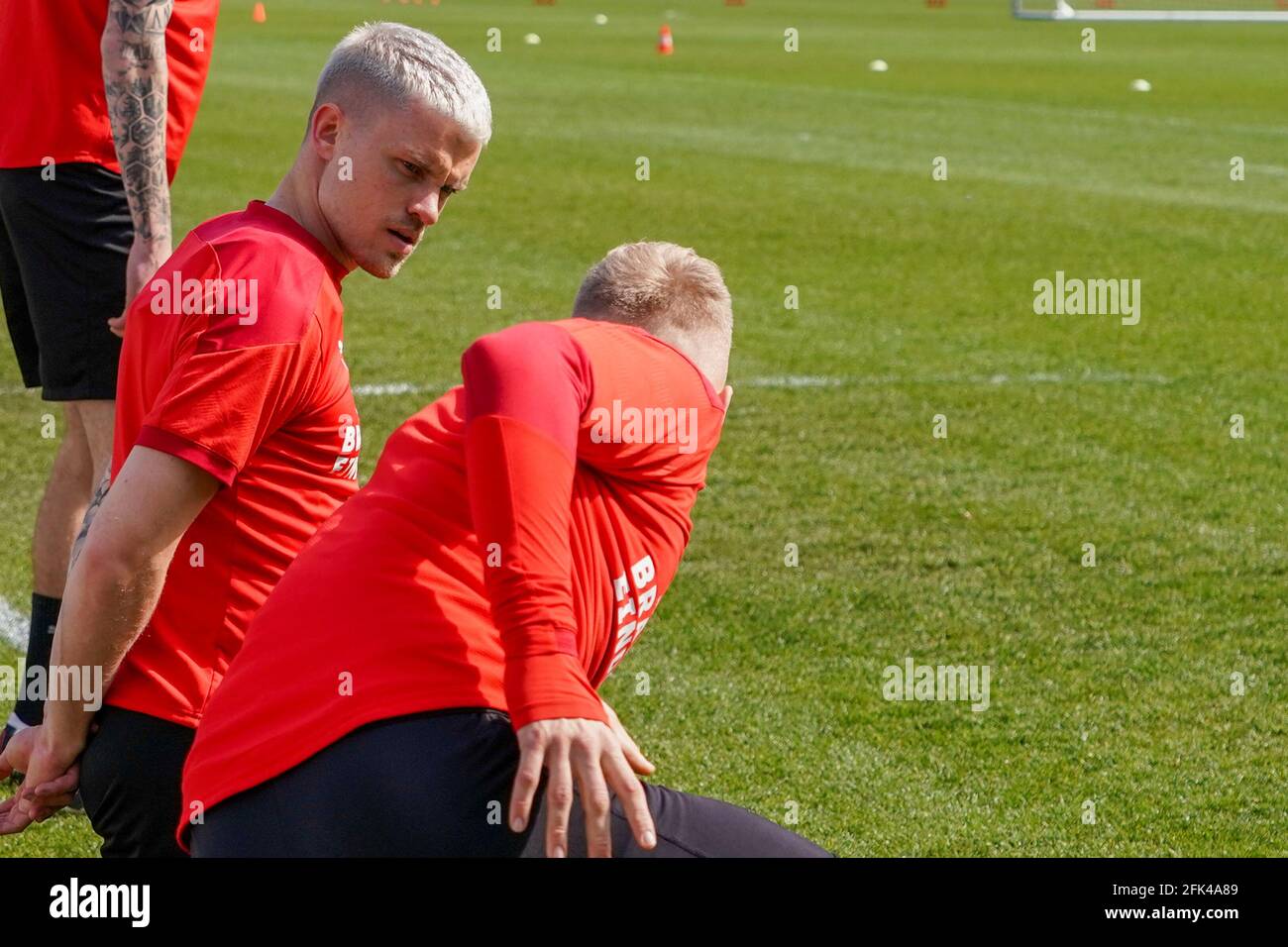 EINDHOVEN, PAESI BASSI - 28 APRILE: Philipp Max di PSV Eindhoven e Timo Baumgartl di PSV Eindhoven durante una sessione di formazione di PSV Eindhoven al PSV Campus de Herdgang il 28 aprile 2021 a Eindhoven, Paesi Bassi. (Foto di Jeroen Meuwsen/Orange Pictures) Credit: Orange Pics BV/Alamy Live News Foto Stock