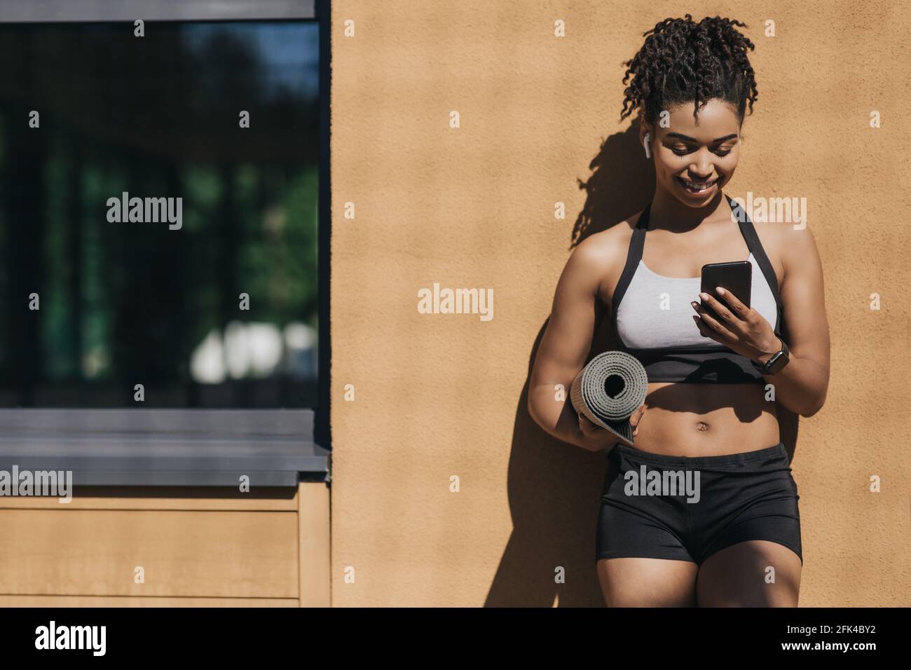 Yoga all'aperto, pilates in città e fitness urbano durante la pandemia covid-19 Foto Stock
