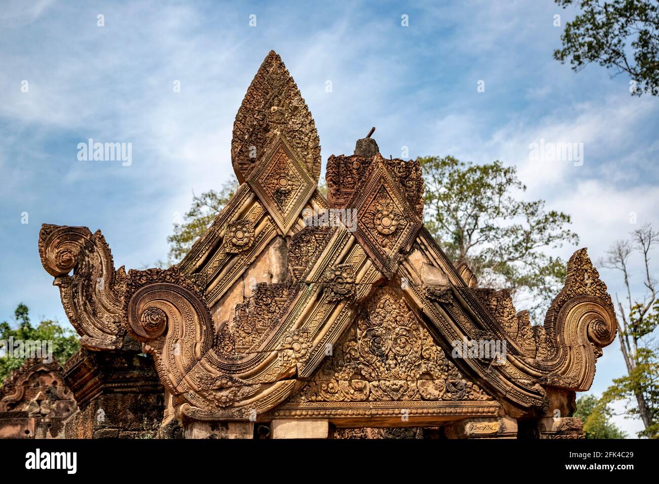 Dettaglio della porta al padiglione di entrata Est (gopura), Tempio di Banteay Srey (aka il Tempio Rosa), Parco Archeologico di Angkor, Siem Reap, Cambogia Foto Stock